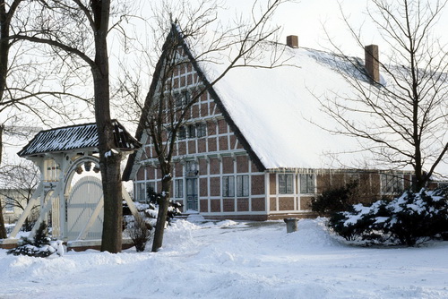 Altlaender Bauernhaus im Winter